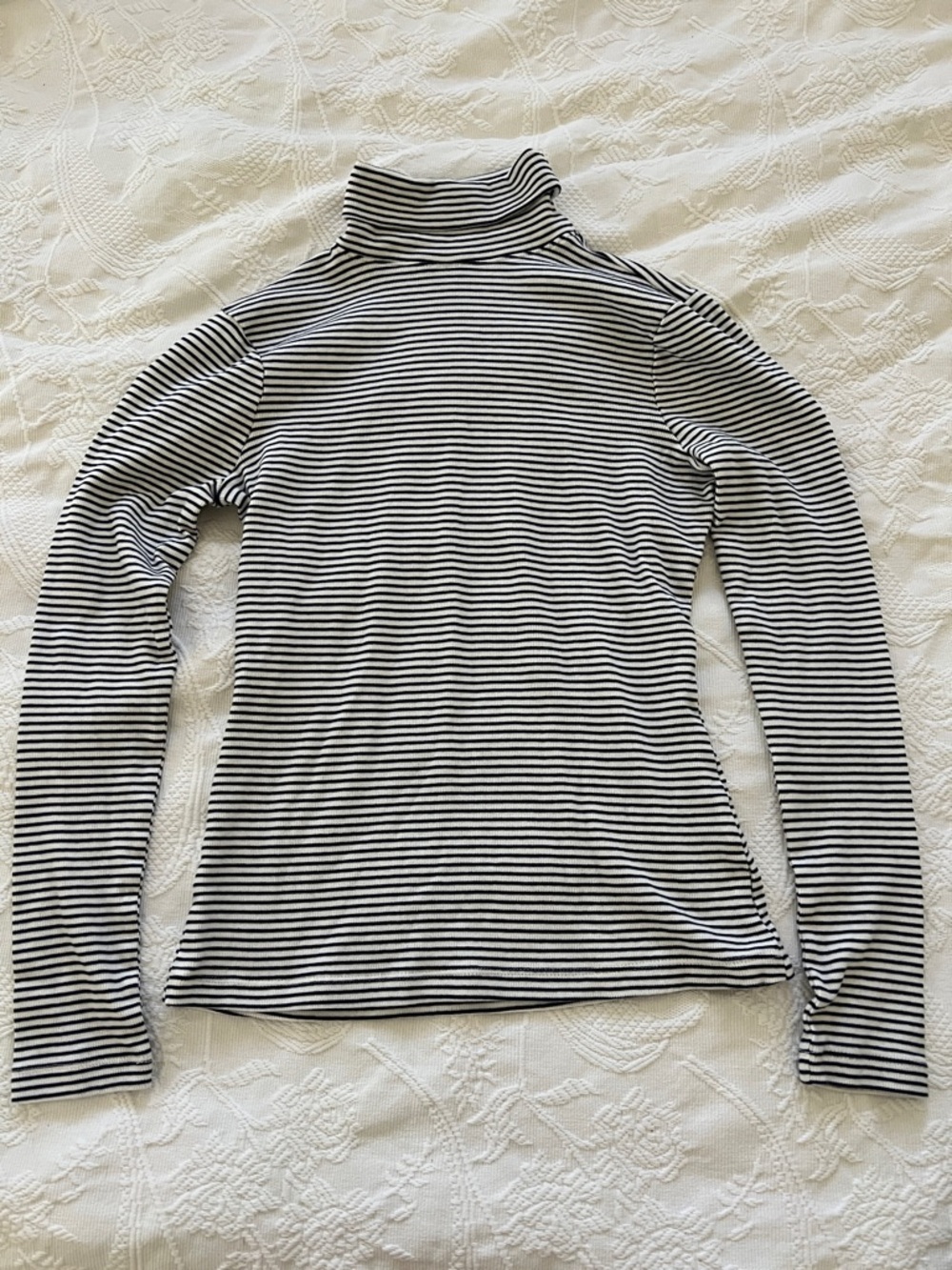 Vineyard Vines Navy blue-white striped turtleneck.